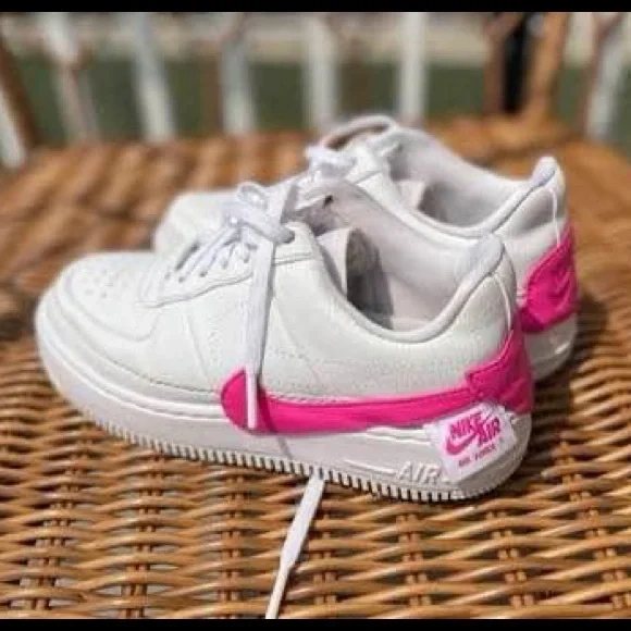 NIKE
AIR FORCE 1
Fashion Sneakers
Shoes
Size 7 - Picture 2 of 9